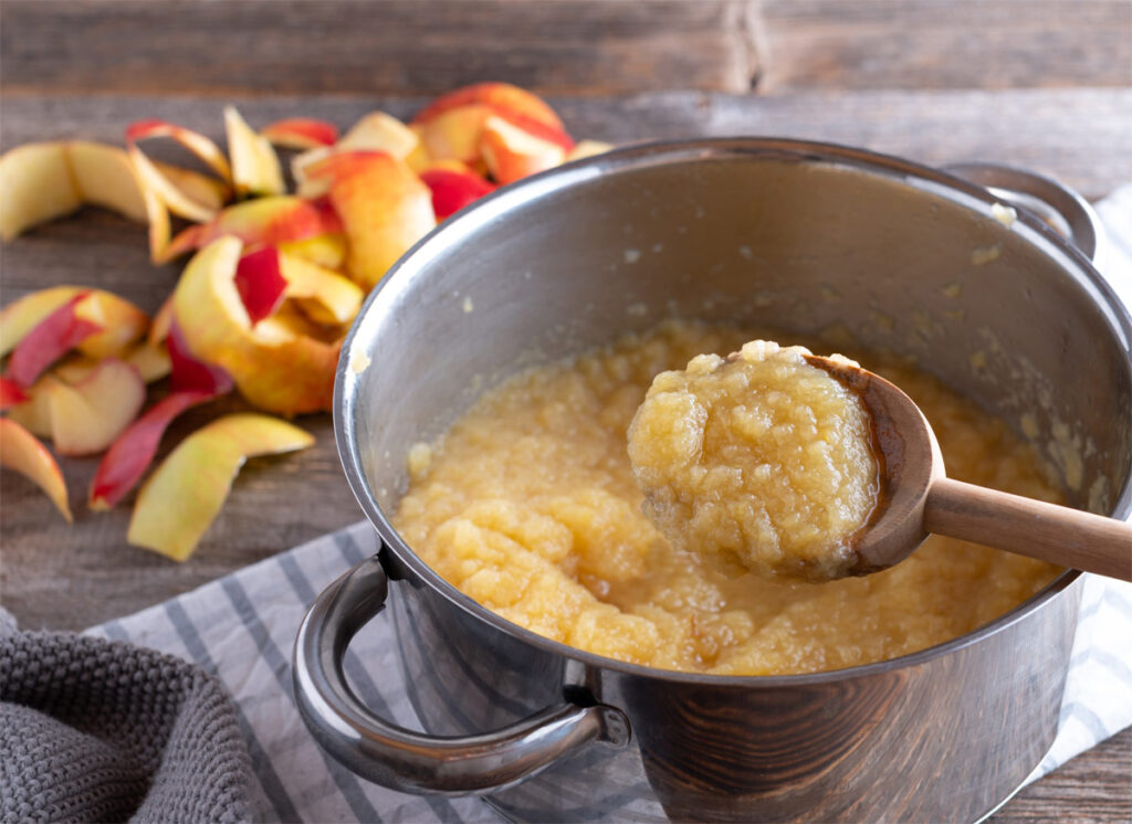 Apfelmus mit Schale kochen