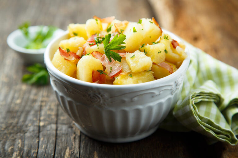 Bayrischer Kartoffelsalat mit Gurke (Rezept)