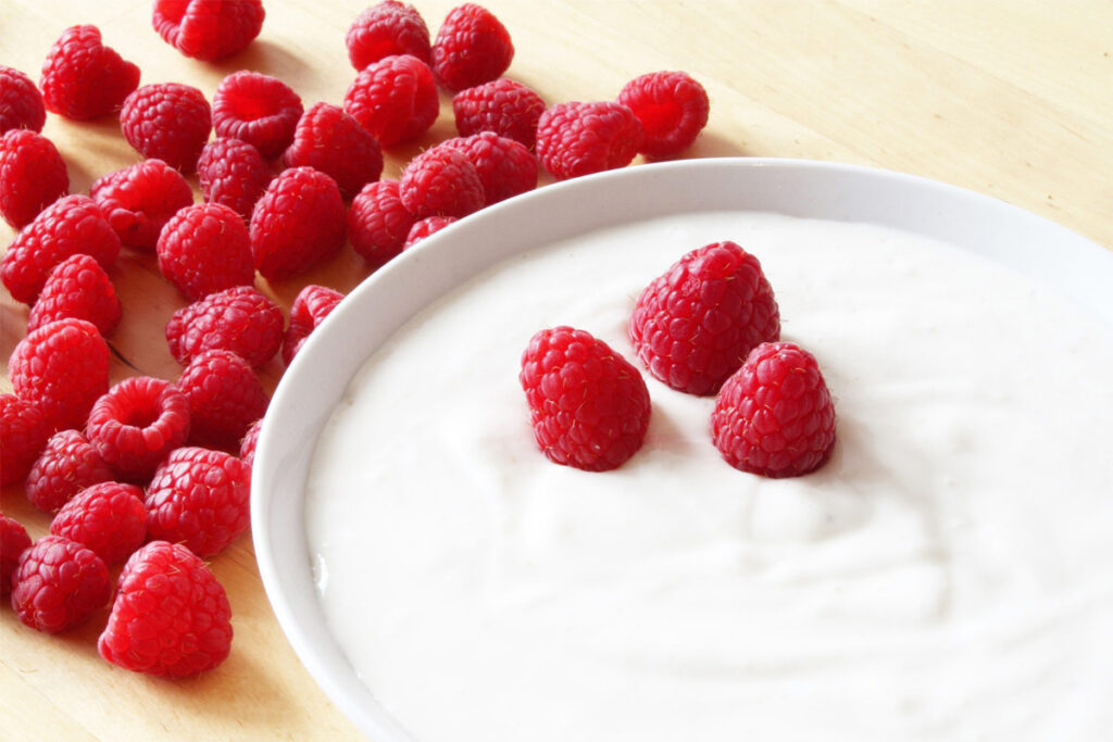 Joghurt mit Himbeeren in einer Schale