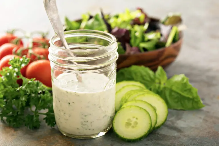 Einfaches Joghurt-Salatdressing wie beim Italiener