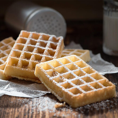 Quadratische Waffeln mit Puderzucker