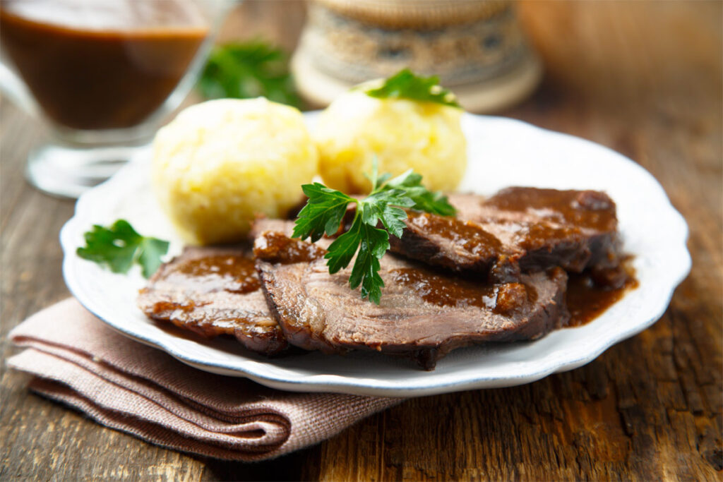 Rinderbraten mit Klößen auf dem Teller