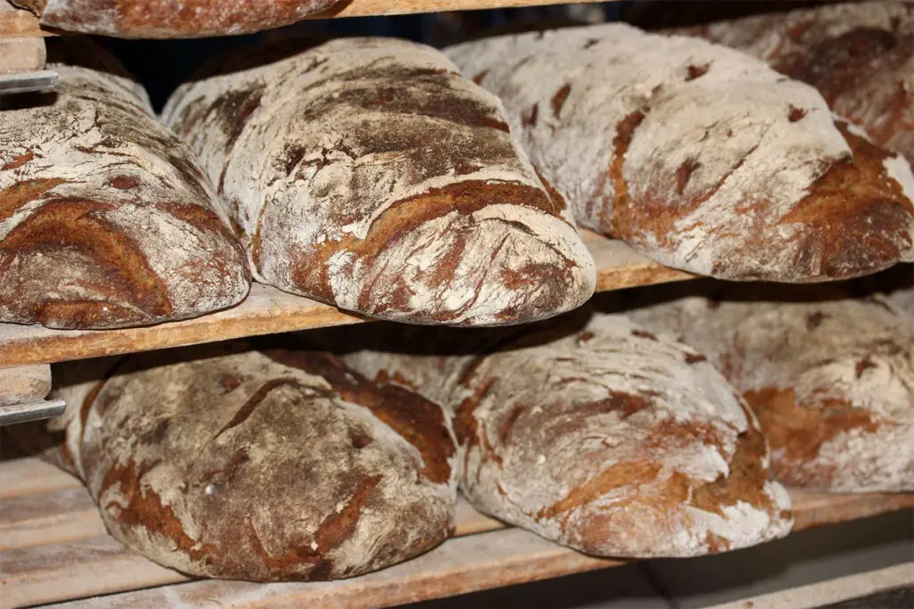viele gepackene Brote in einer Bäckerei