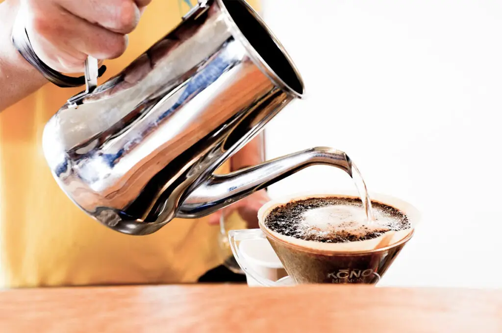 Kaffee aufbrühen mit einem Kaffeefilter