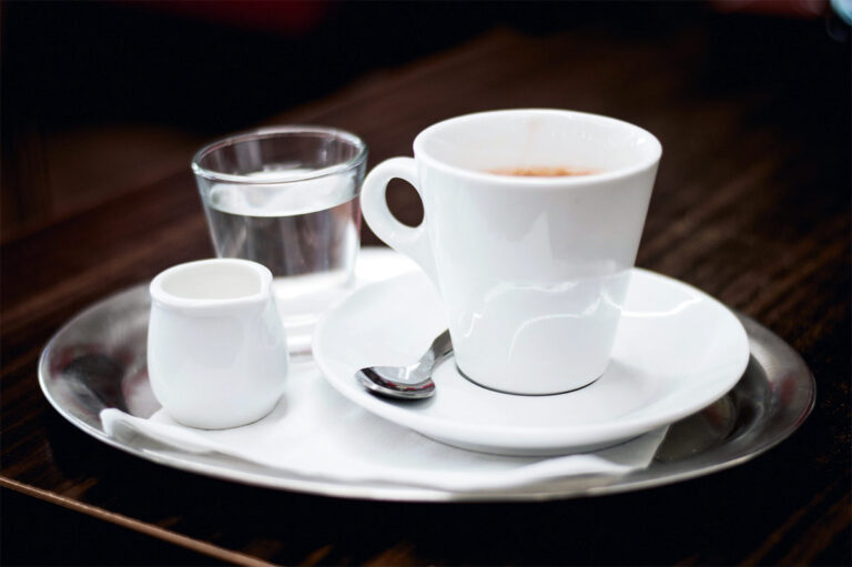 Warum trinkt man zum Kaffee Wasser? Die Bedeutung der Kaffee-Wasser-Kombination