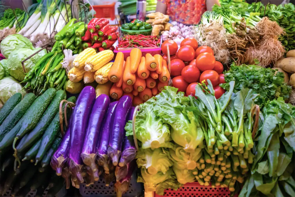 Asiatische Gemüsesorten auf einem Markt