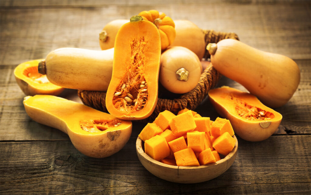 Butternut-Kürbis teilweise aufgeschnitten