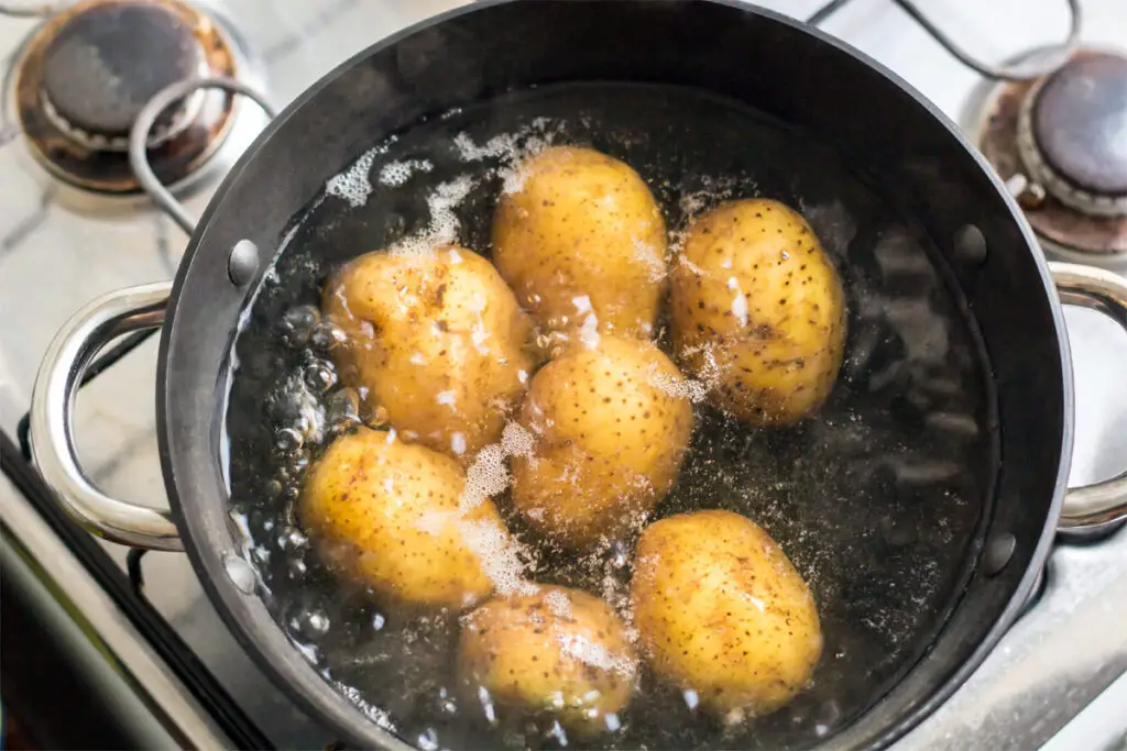 Kartoffeln kochen in einem Topf