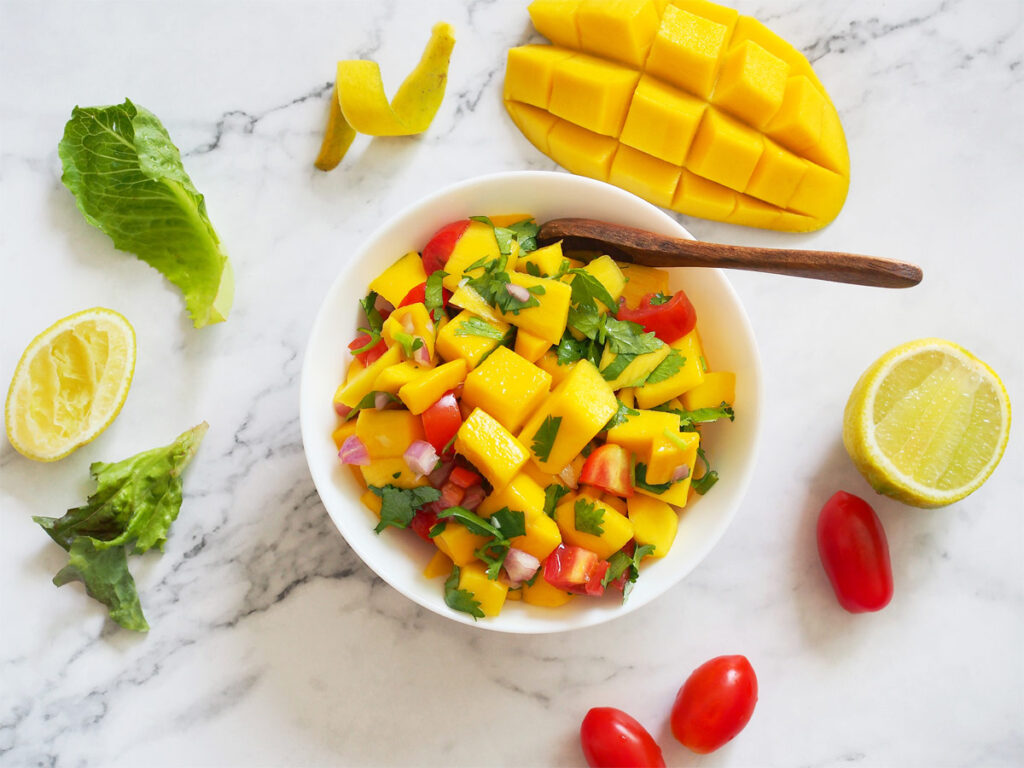 Mango-Salsa in einer Schüssel mit Löffel