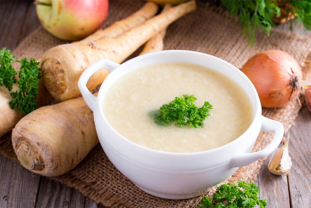 Pastinaken-Creme-Suppe in einer Suppenterrine.