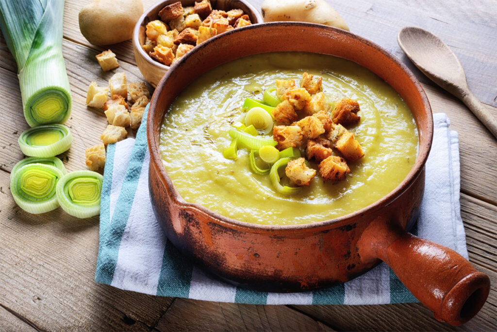 Porree Lauch Suppe in einem Tiegel