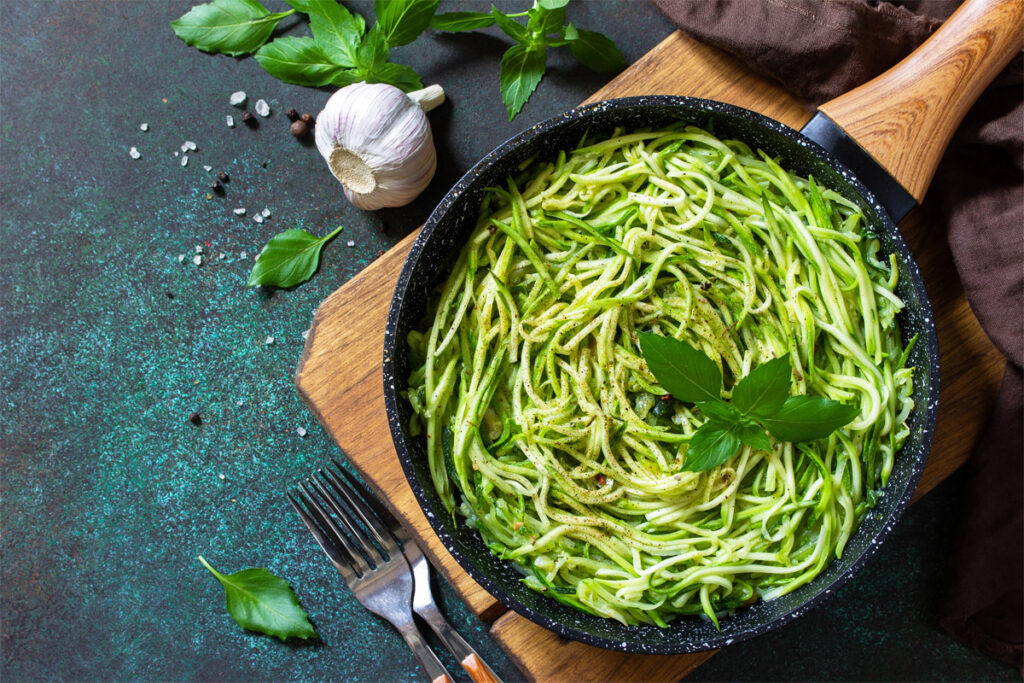 Zucchini Nudeln in einer Pfanne zubereitet