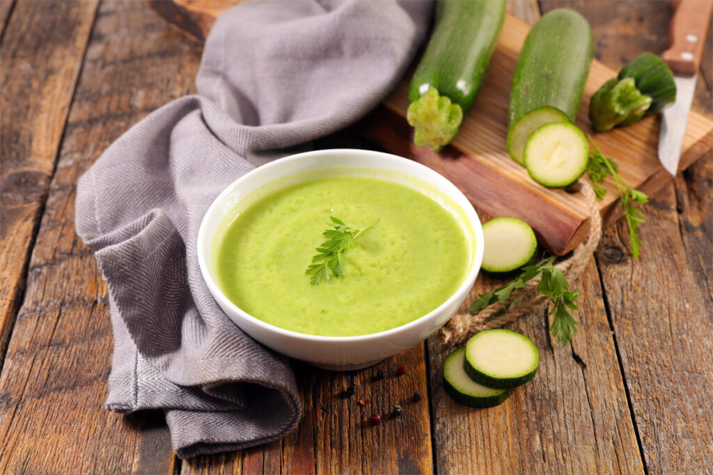 Zucchini Suppe in einer Schüssel