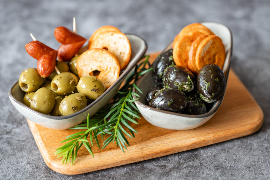 Antipasti in kleinen Schalen.