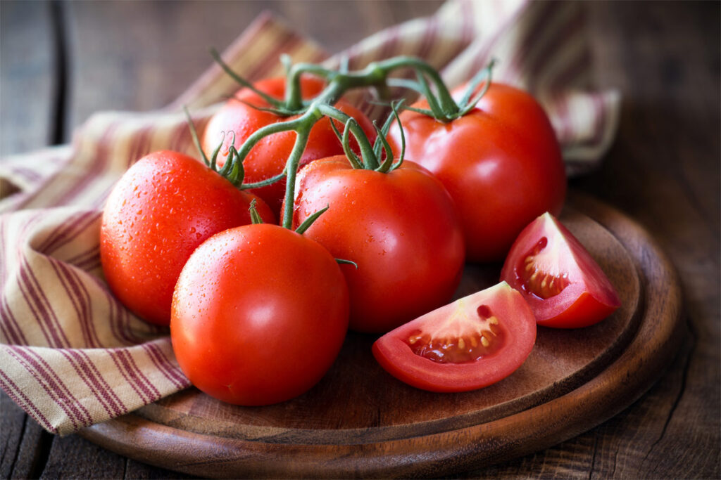 Frische Tomaten auf einem Holzbrett.