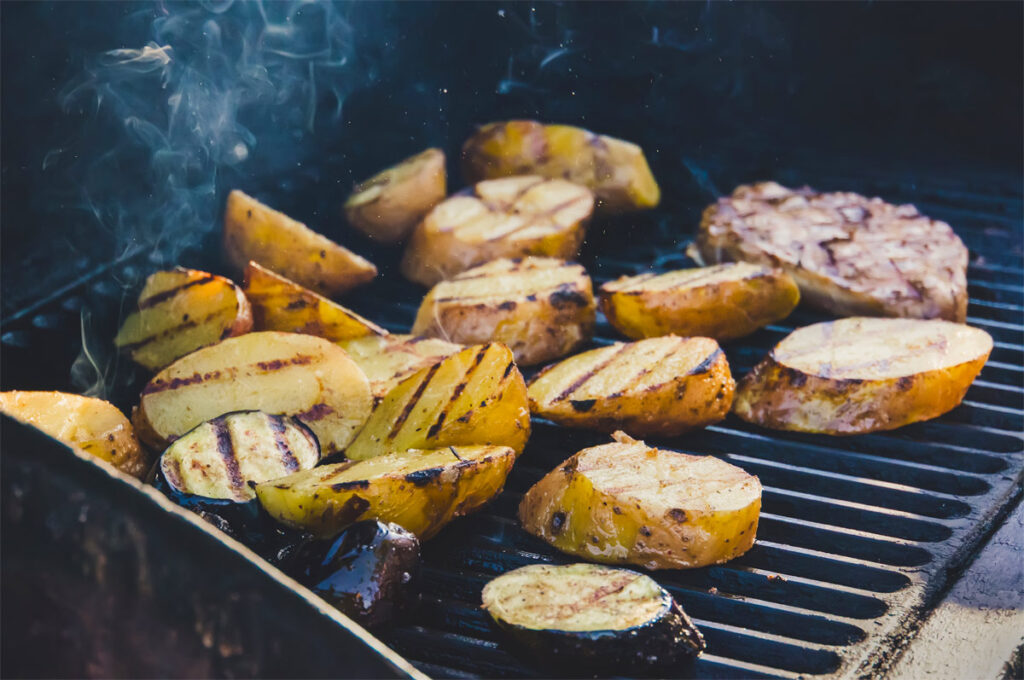 Kartoffeln auf einem Grill