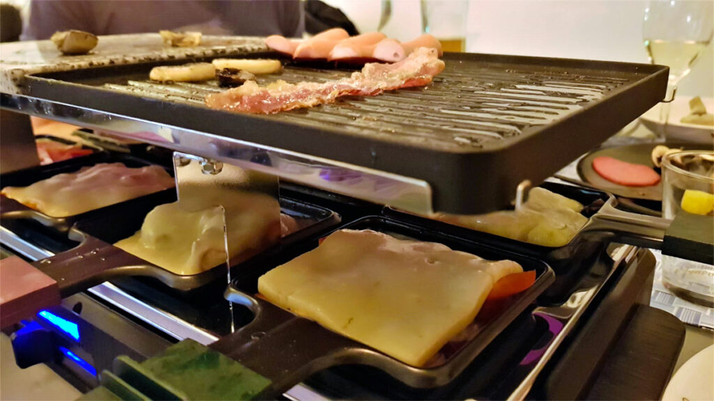 Raclette bestückt, von der Seite gesehen.