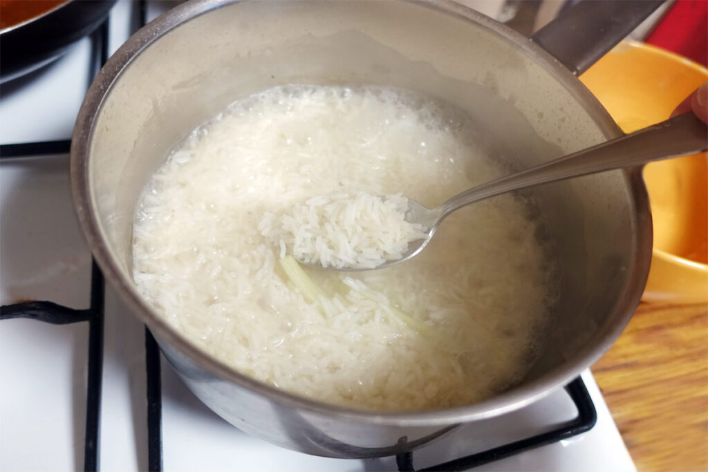 Basmati Reis lange kochen in einem Topf auf dem Herd