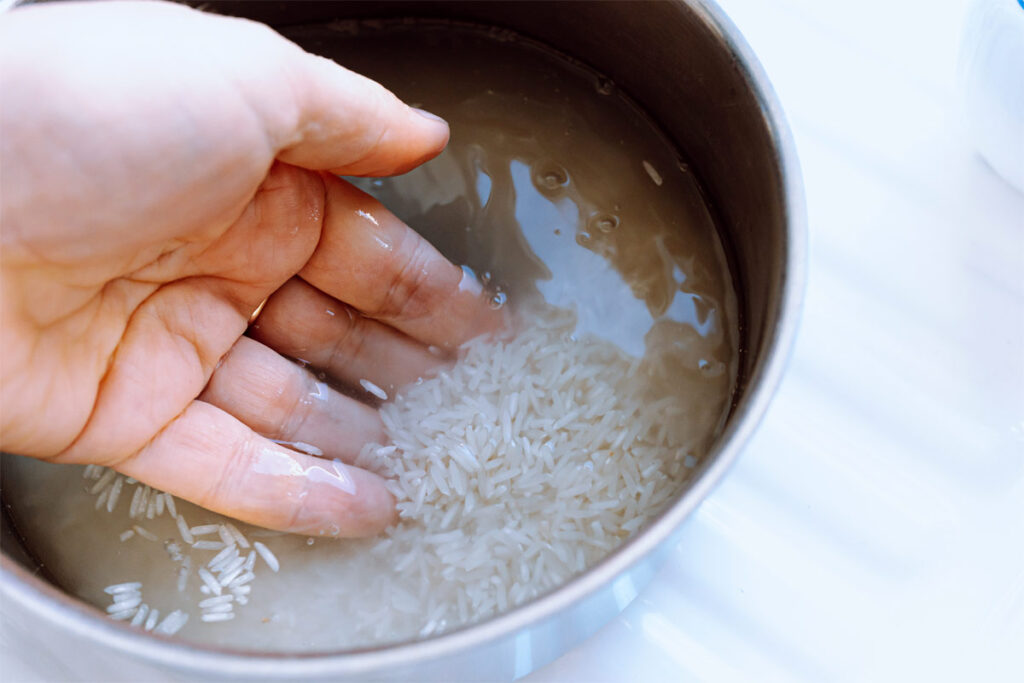 Basmati reis waschen in einem Topf