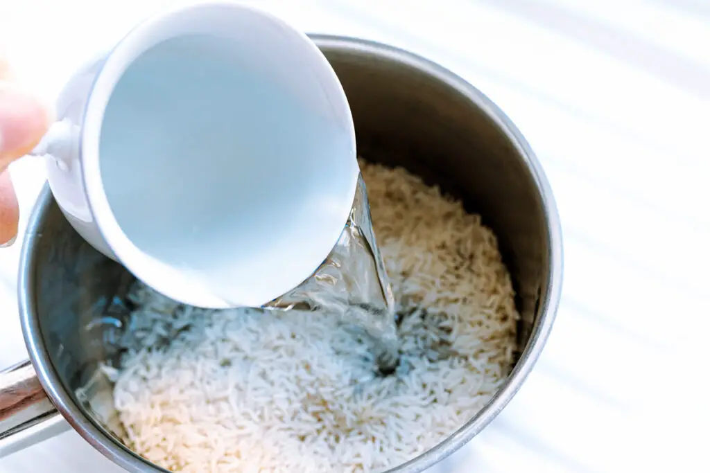 Wasser aufgießen auf Basmati Reis. Wie lange Basmati Reis kochen?