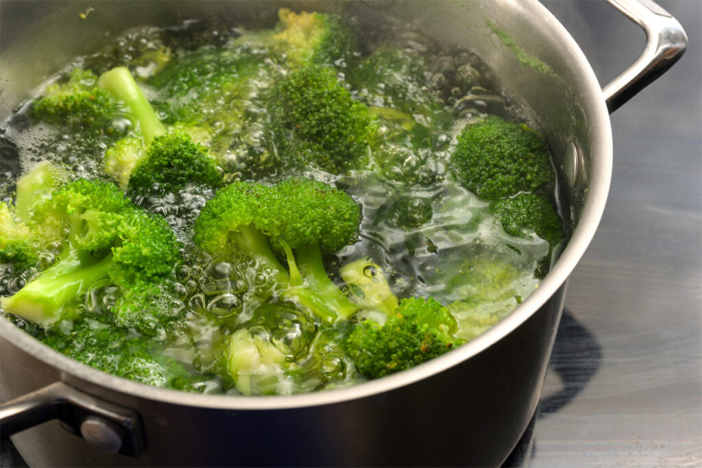 Wie lange muss Brokkoli kochen? Brokkoli kocht in einem Topf.