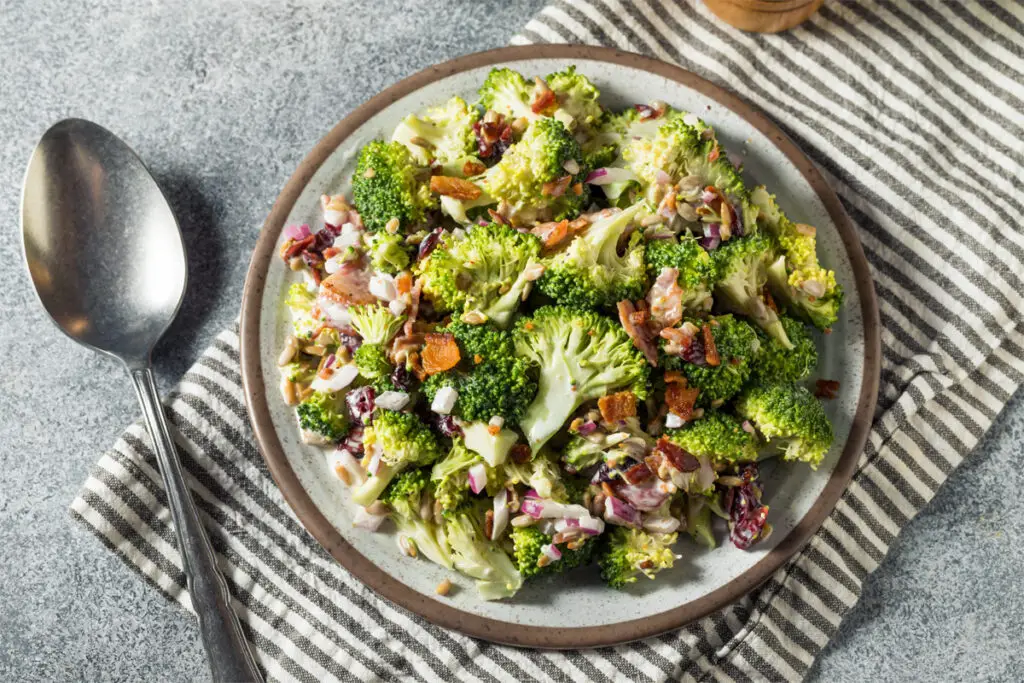 Brokkoli-Salat auf einem Teller mit braunen Rand