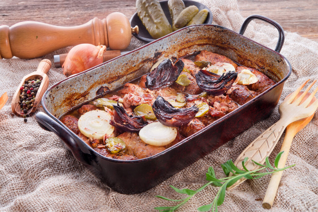 Fertig gekochte Rindsrouladen in einem Casserole.