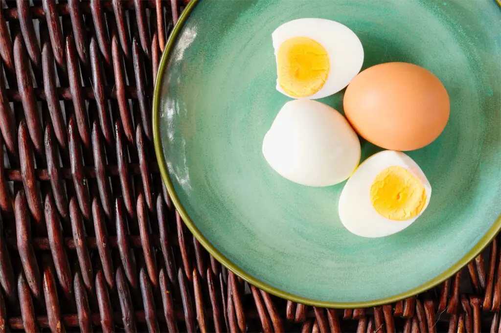 gekochte Eier auf einem grünen Teller