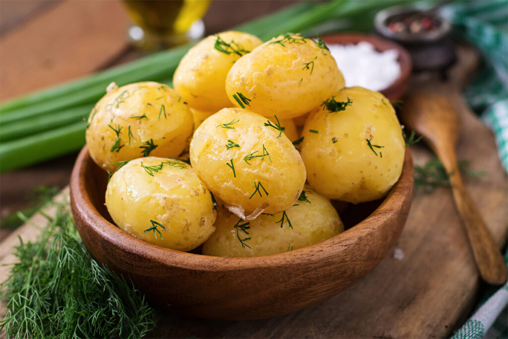 Wie lange Kartoffeln kochen? Schüssel mit gekochten Pellkartoffeln