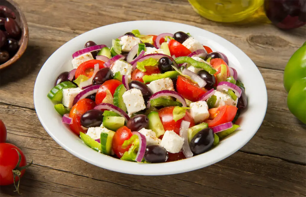 Griechischer Salat auf einem Teller