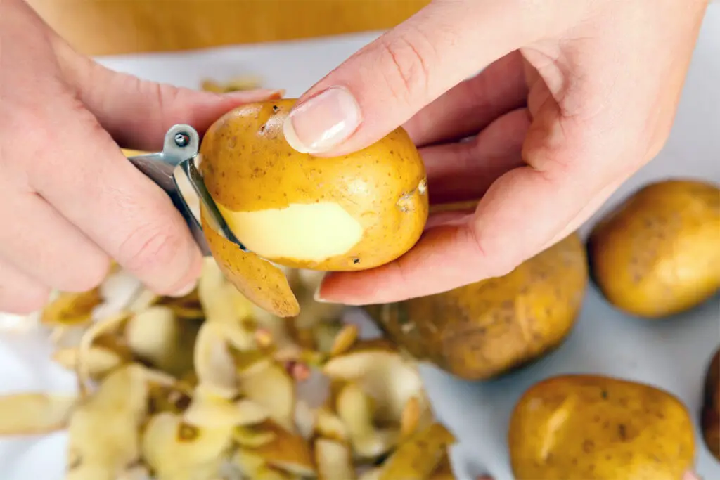 Kartoffeln schälen mit einem Y-Schäler