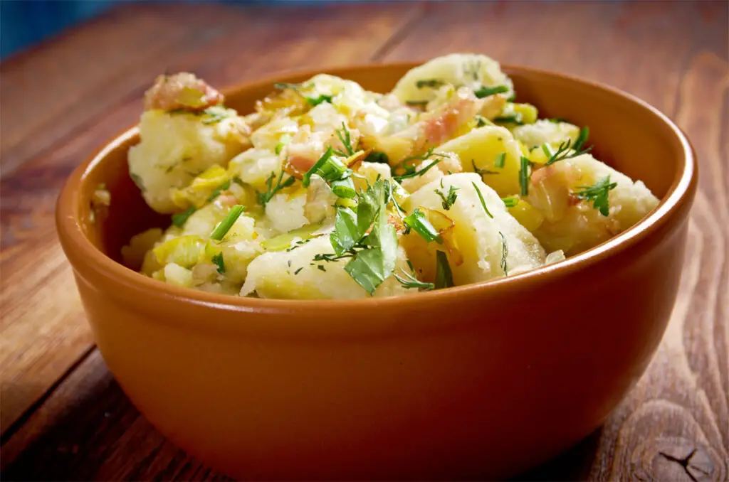 Kartoffelsalat in einer braunen Schüssel
