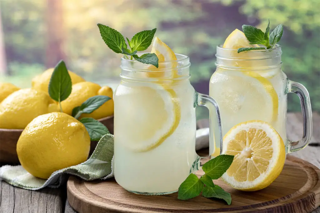 Zwei Gläser mit Zitronenlimonade