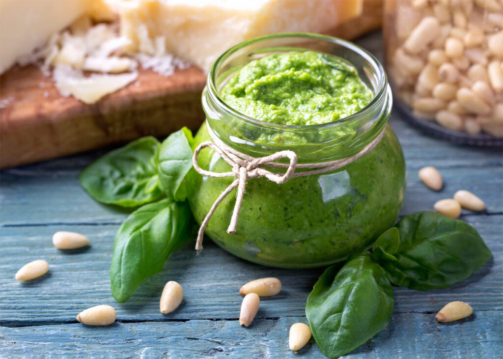 Gläschen mit hausgemachten Pesto mit Pinienkernen 