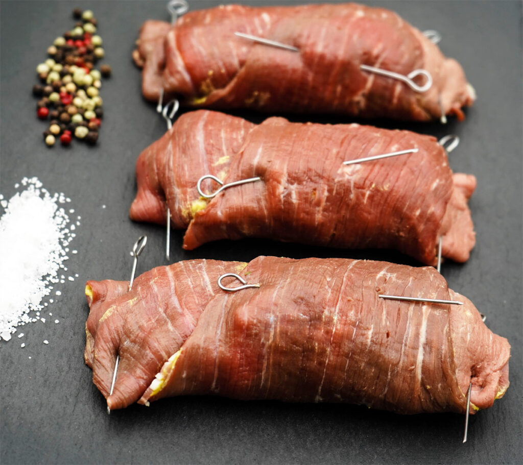 3 Rindsrouladen gewickelt mit Rouladennadeln festgemacht.