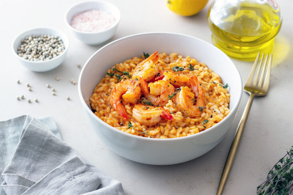 Risotto mit Garnelen in einer Schüssel.