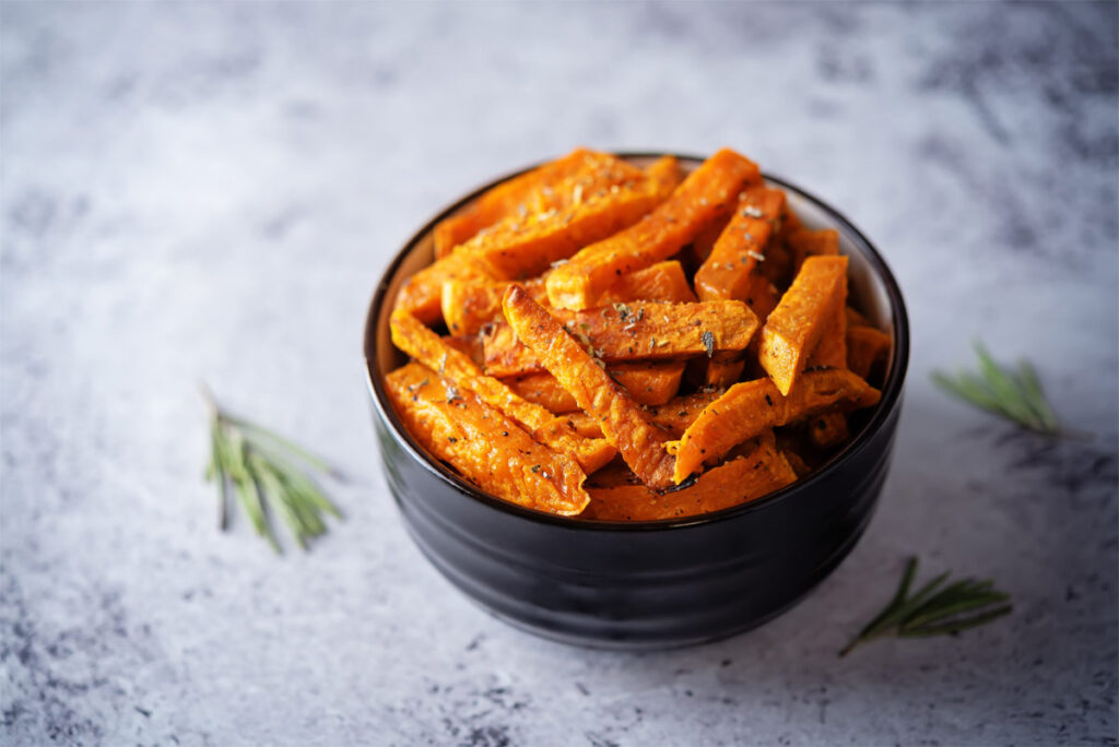 schwarze Schüssel mit Süßkartoffel-Pommes