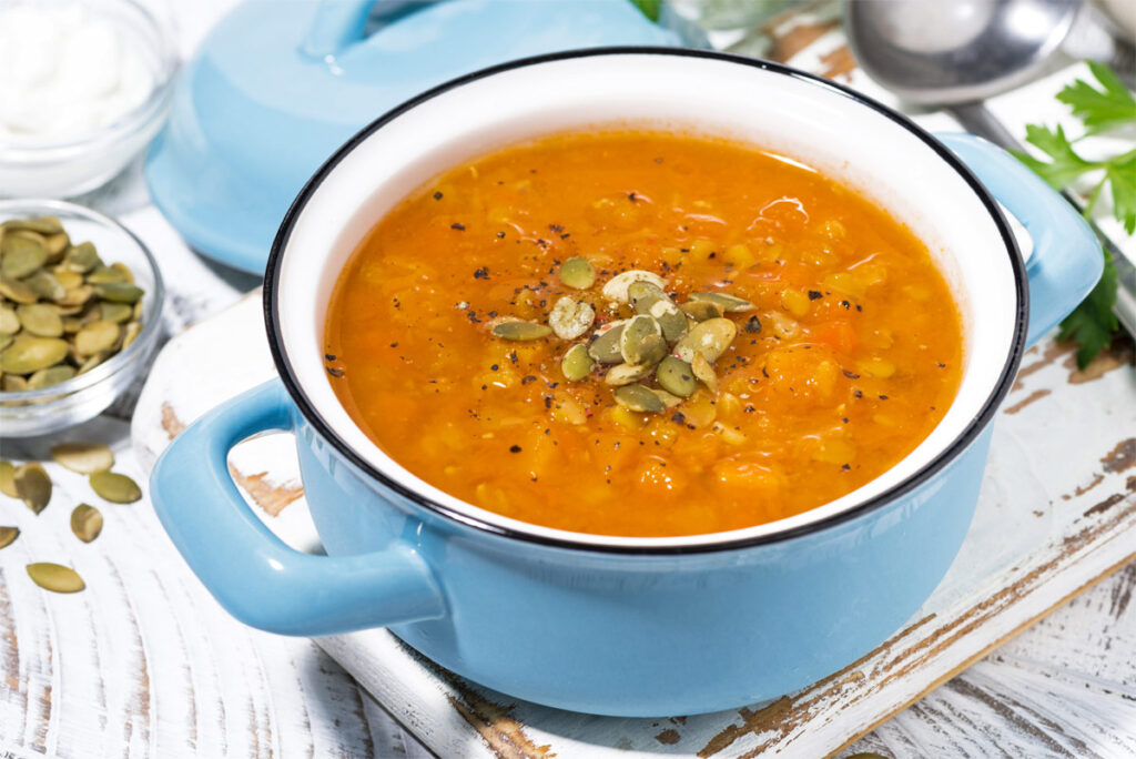 Kürbissuppe aufbewahren in einem blauen Topf