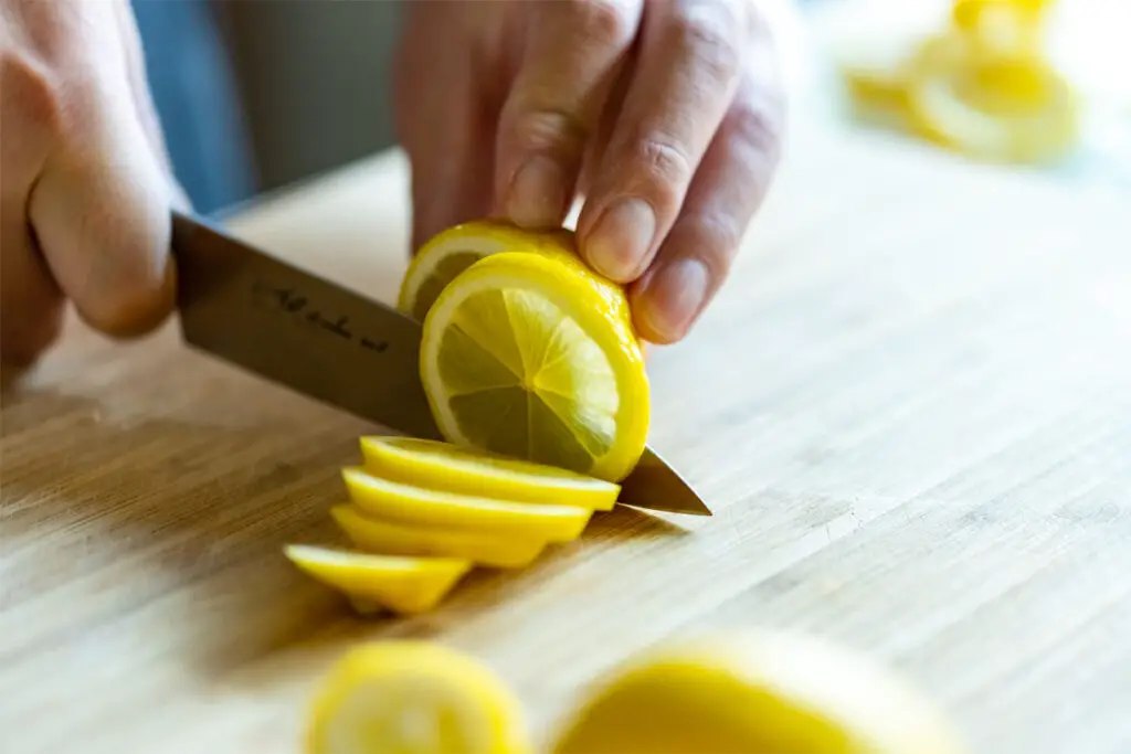 Mann schneidet Zitronenscheiben