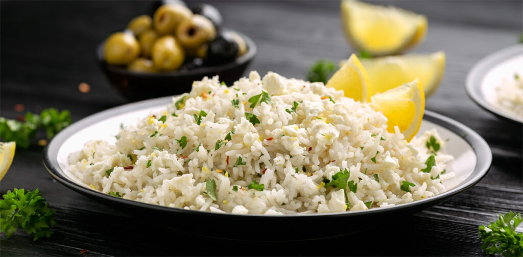 Zitronen Risotto mit Fetakäse auf einem Teller