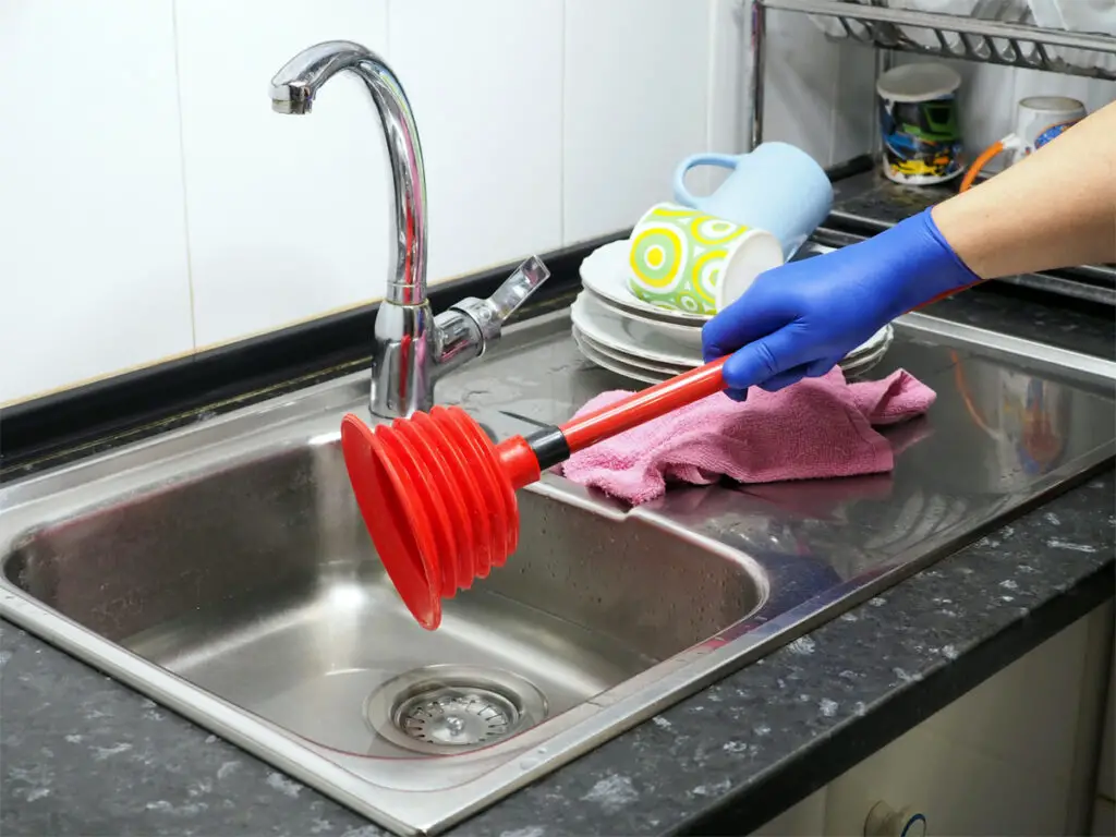 Abfluss Küche reinigen mit einem Pümpel