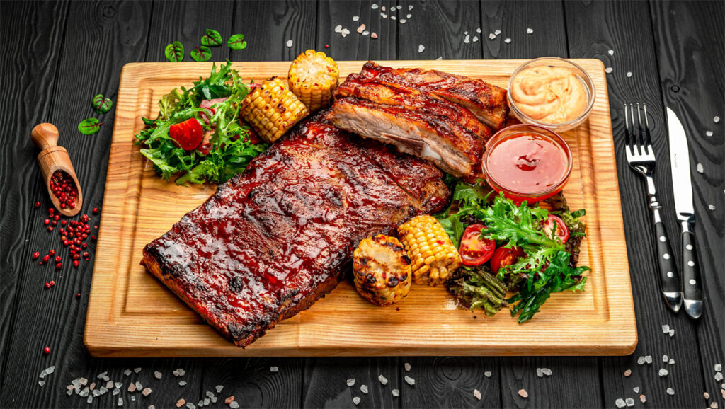 Beilagen für Spareribs auf einem Holzbrett