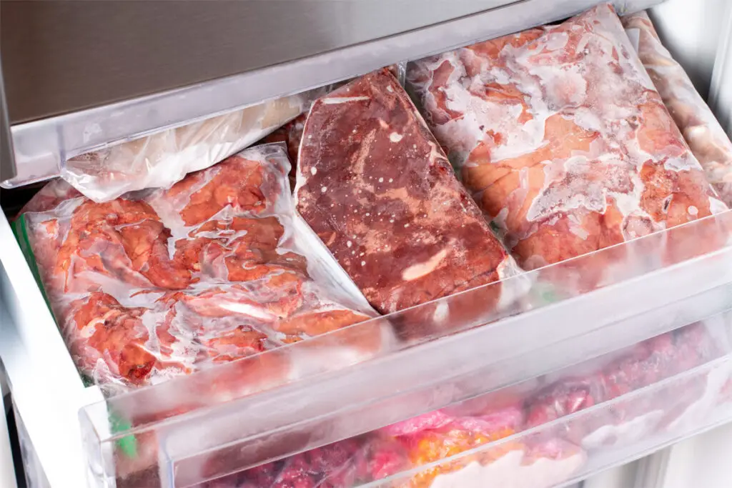 Kühlfach mit eingefrorenen Fleisch