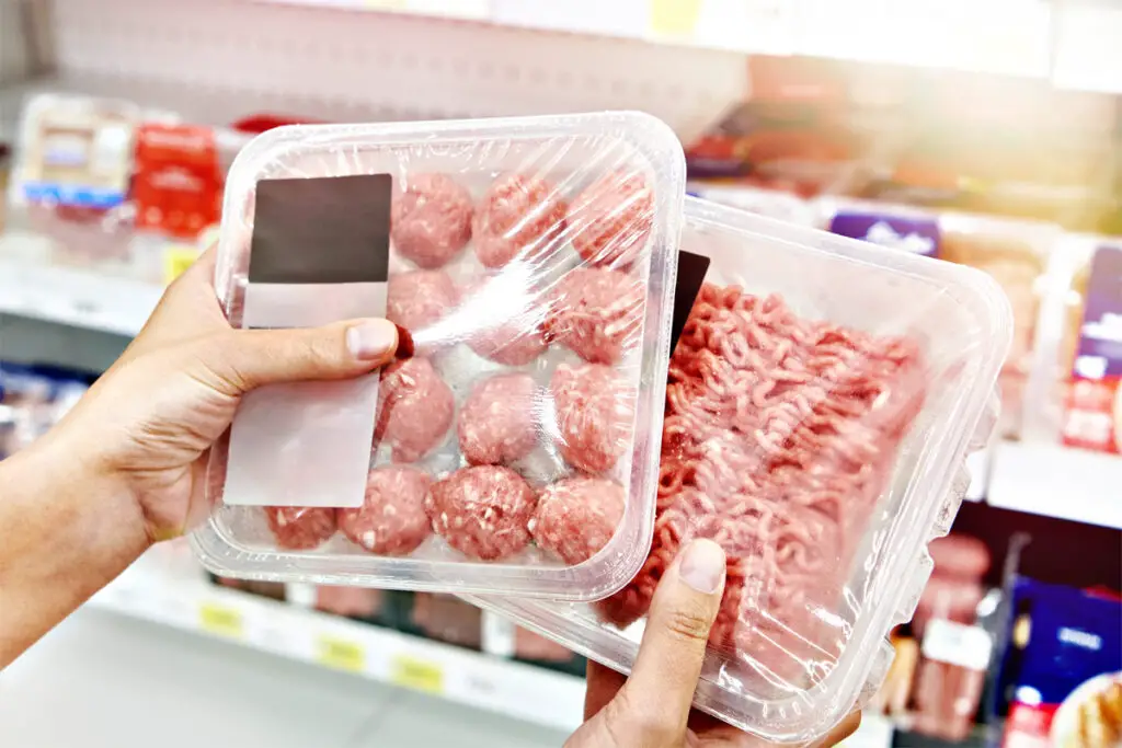 verpacktes Fleisch im Supermarkt