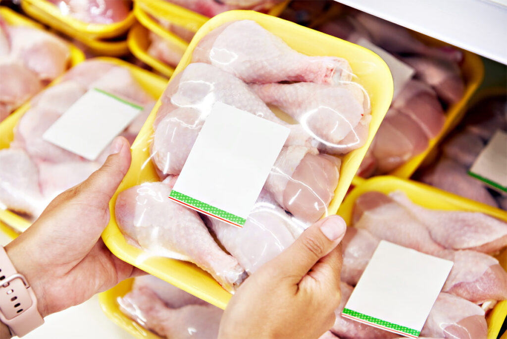 Hähnchenschenkel verpackt in einer Plastikschale