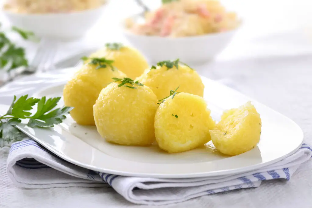 weißer Teller mit Kartoffelklößen