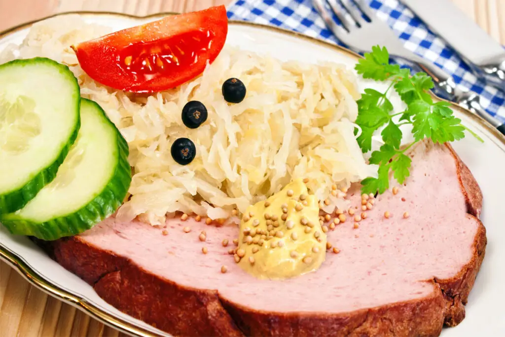 Leberkäse mit Sauerkraut auf einem Teller