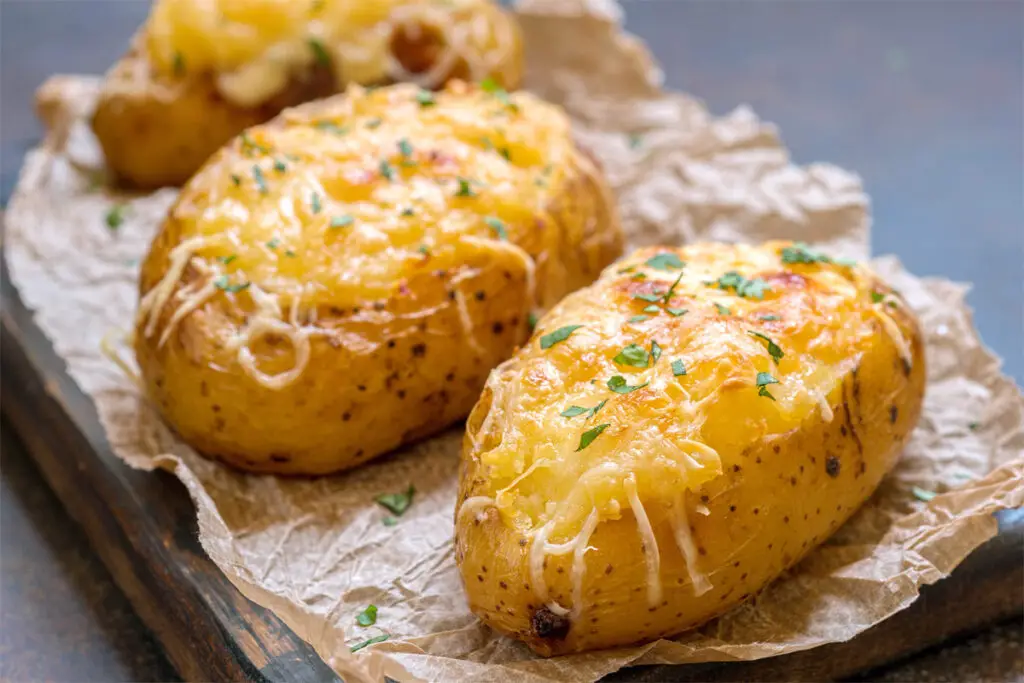 Zwei Ofenkartoffeln mit Käse überbacken
