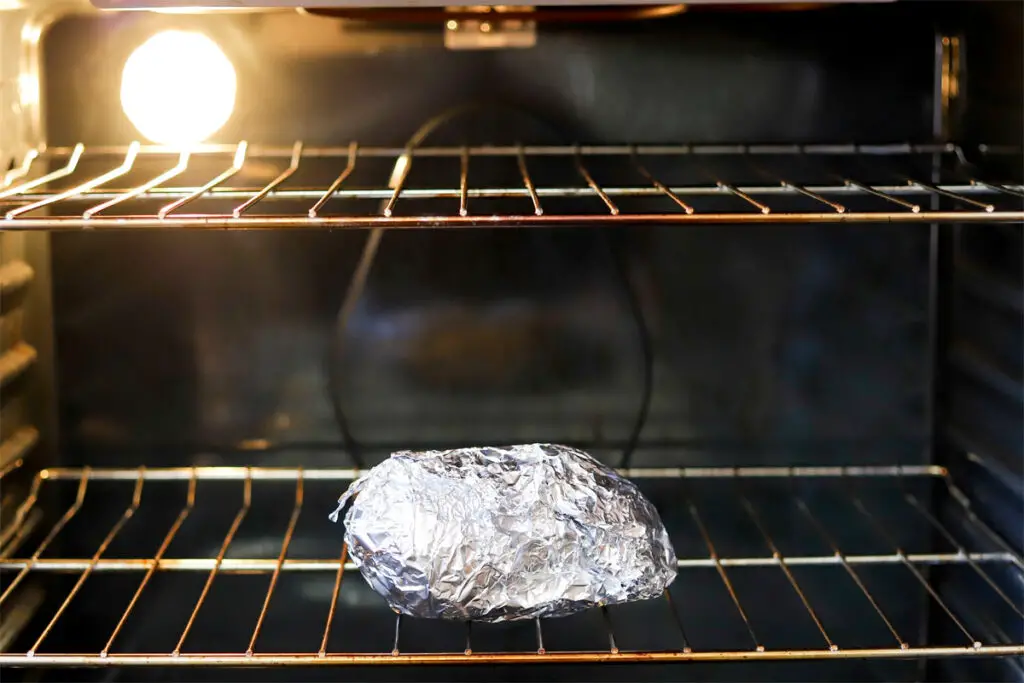 Ofenkartoffel im Backofen auf einem Grillrost
