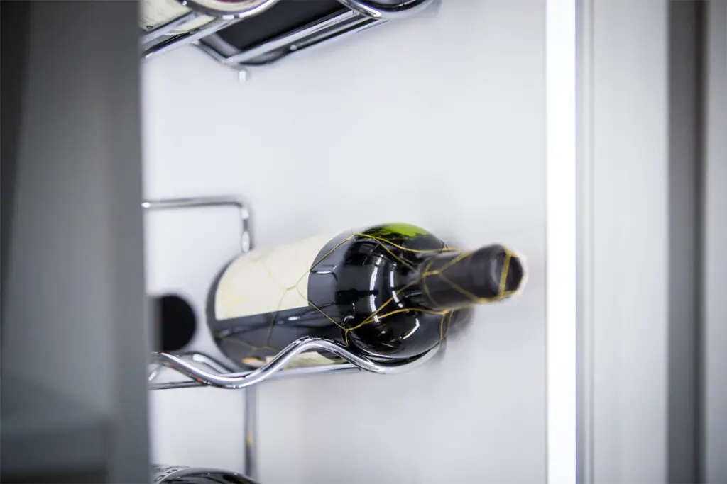 Ein Flasche Rotwein im Kühlschrank